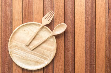 Boş ahşap tabak, çatal ve kaşık ahşap tablo