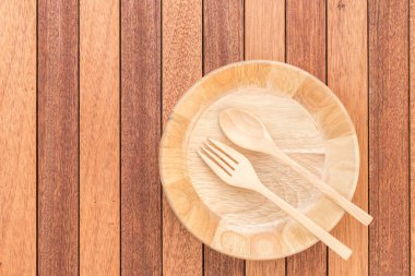 Boş tabağı, çatal ve kaşık ahşap tablo