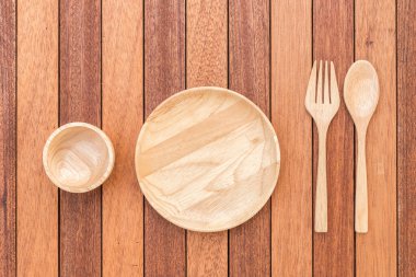 Boş ahşap tabak, çatal, kaşık ve ahşap masa kase
