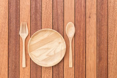 Boş ahşap tabak, çatal ve kaşık ahşap tablo