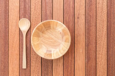 Ahşap masa boş ahşap kase ve çorba kaşık