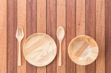 Boş ahşap tabak, çatal, kaşık ve ahşap masa kase