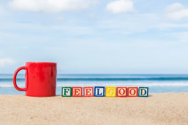 Word Feelgood színes ábécé blokkok trópusi tengerparton — Stock Fotó