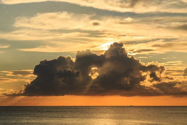 Bellissimo tramonto sulla spiaggia di Karon a Phuket — Foto Stock