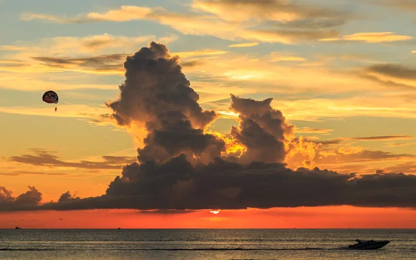 Парусный спорт и красивый закат над морем в Пхукете — стоковое фото