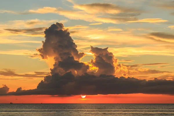 Bellissimo tramonto sulla spiaggia di Karon a Phuket — Foto Stock