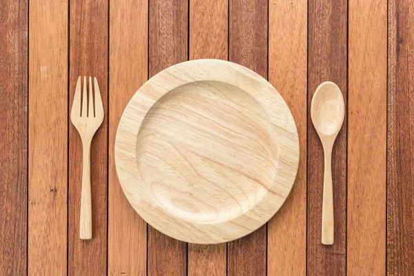 空の木製皿、フォーク、スプーン、木製テーブルに — ストック写真