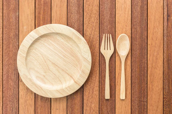 空の木製皿、フォーク、スプーン、木製テーブルに — ストック写真