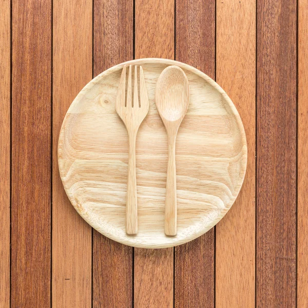 Puste naczynia drewniane, widelec i łyżka na drewnianym stole — Zdjęcie stockowe