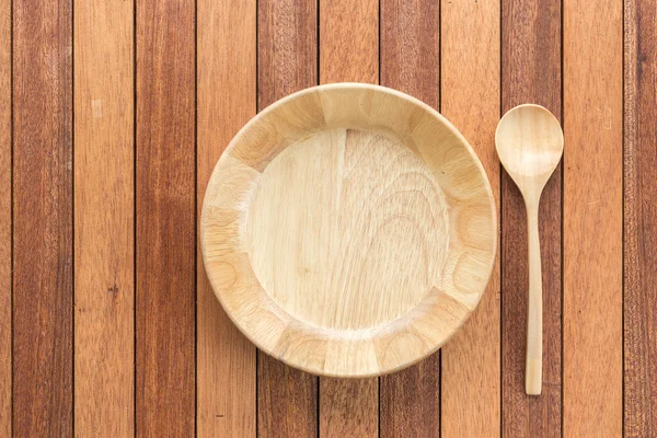 Puste drewniane miski i zupa łyżka na drewnianym stole — Zdjęcie stockowe