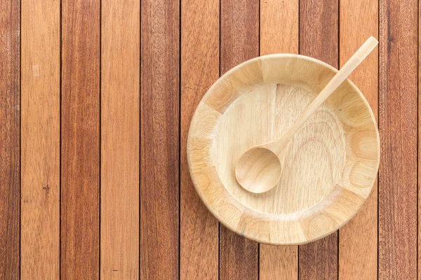 Порожня дерев'яна миска і ложка супу на дерев'яному столі — стокове фото