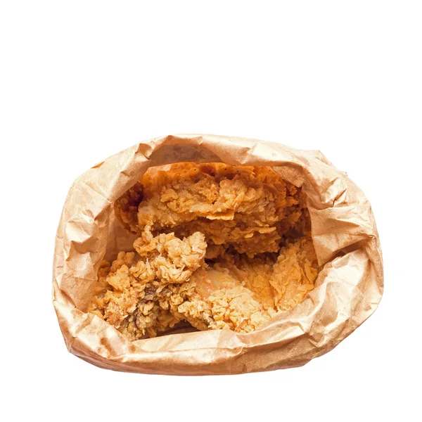 Pohled shora smažených kuřat v hnědém papírovém sáčku izolované na bílém — Stock fotografie