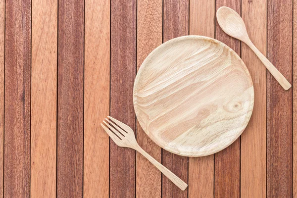 Puste naczynia drewniane, widelec i łyżka na drewnianym stole — Zdjęcie stockowe