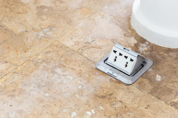 Elektrische plug sockets instellen op de verdieping — Stockfoto