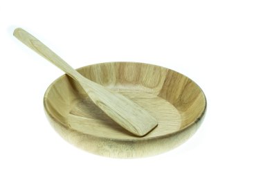 Boş ahşap kase ve çorba kaşığı beyaz arka plan üzerinde izole