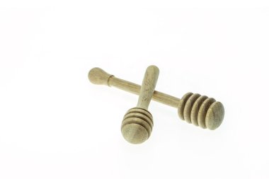 Beyaz arka plan üzerinde izole ahşap tatlım drizzler