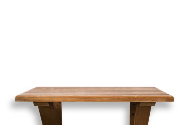 Ahşap raf beyaz arka plan üzerinde izole boş üstünde 