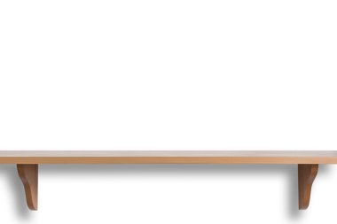 Ahşap raf beyaz arka plan üzerinde izole boş üstünde