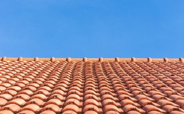 Kırmızı kiremit çatı ve mavi gökyüzü arka plan