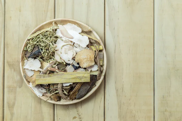 Mistura de fitoterapia chinesa em madeira — Fotografia de Stock