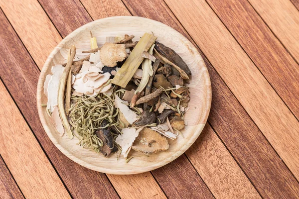Mezcla de hierbas medicinales chinas en madera —  Fotos de Stock