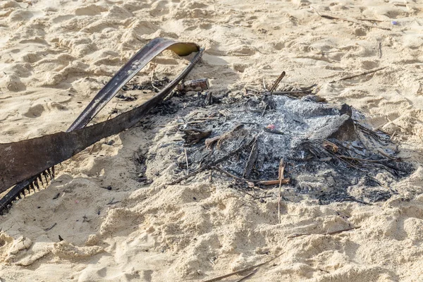 Pequeña hoguera en la playa — Foto de Stock