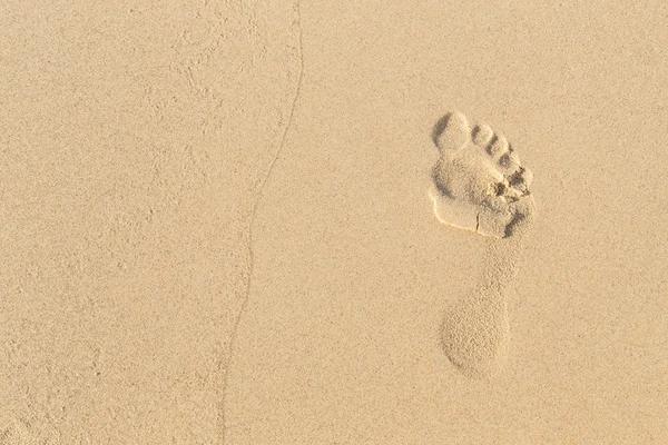 午後にはビーチで砂の上の足跡します。 — ストック写真
