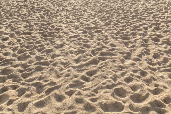Πόδι του αποτυπώματα στην άμμο στην παραλία το απόγευμα — Φωτογραφία Αρχείου