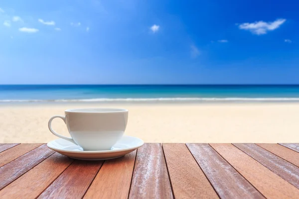 Tazza di caffè bianco su tavolo in legno e vista sullo sfondo della natura — Foto Stock