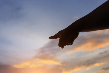 İnsan silüeti gökyüzü arka plan üzerinde eller 