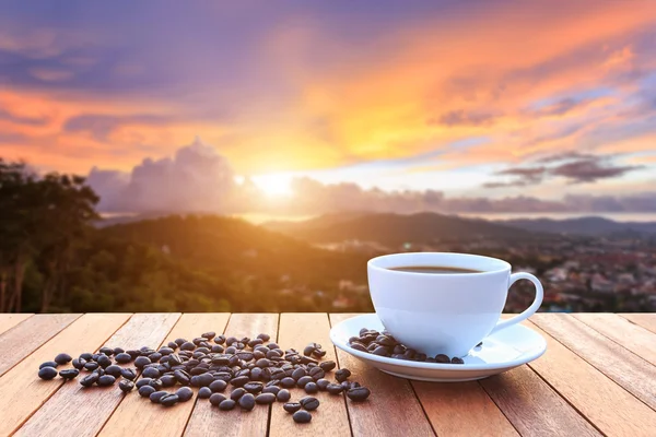 Biała kawa i kawa na stół z drewna i widok słońc — Zdjęcie stockowe