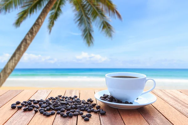 Biała kawa i kawa na stół z drewna i widok słońc — Zdjęcie stockowe