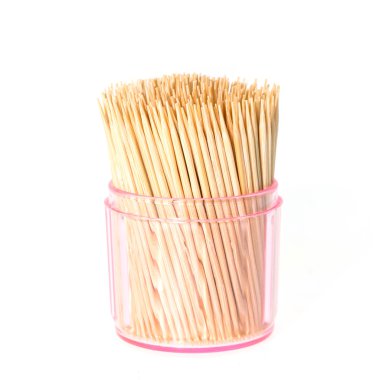 Beyaz arka plan üzerinde izole şeffaf plastik kutu kürdan