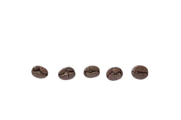 Nära håll svarta rostade kaffebönor isolerad på vit — Stockfoto