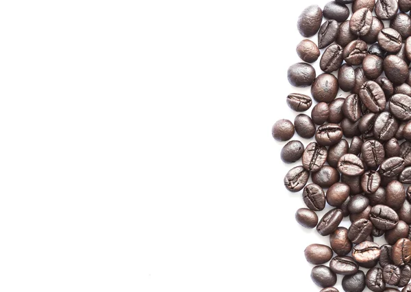 Close up grão de café torrado preto isolado em branco — Fotografia de Stock