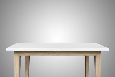 Boş tablosunun üst kısmındaki beyaz arka plan üzerinde izole granit taş