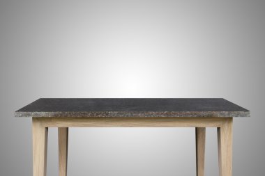 Boş tablosunun üst kısmındaki beyaz arka plan üzerinde izole granit taş