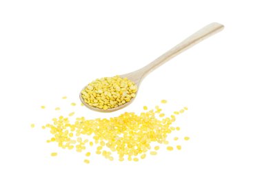 Soyulmuş split mung fasulye beyaz izole kapatmak 