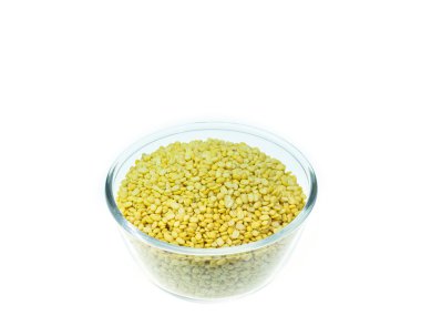 Soyulmuş split mung fasulye beyaz izole kase kadar kapatın 