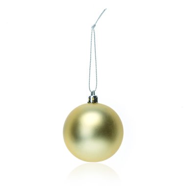 Altın christmas topu üzerinde beyaz izole 