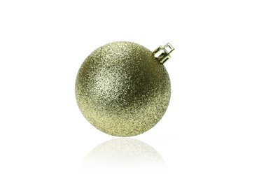 Altın christmas topu üzerinde beyaz izole 