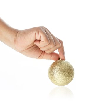 Beyaz arka plan üzerinde izole Noel top tutan el