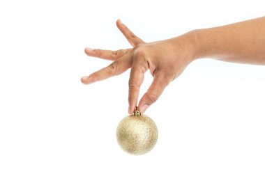 Beyaz arka plan üzerinde izole Noel top tutan el