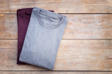 Renk T-Shirt gri ahşap tahta üzerinde Üstten Görünüm 