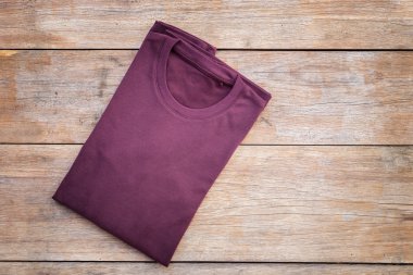 Renk T-Shirt gri ahşap tahta üzerinde Üstten Görünüm 