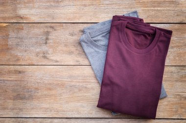 Renk T-Shirt gri ahşap tahta üzerinde Üstten Görünüm 