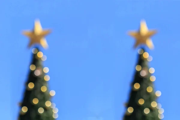 Image floue : Grand sapin de Noël sur ciel bleu — Photo