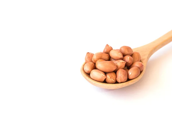 Fechar amendoins crus no branco — Fotografia de Stock