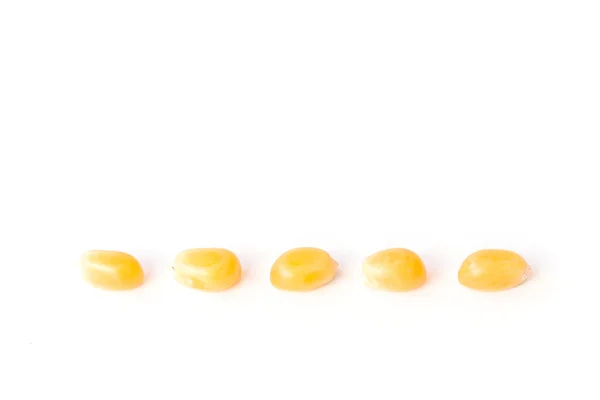 Close up milho de grão amarelo isolado em branco — Fotografia de Stock
