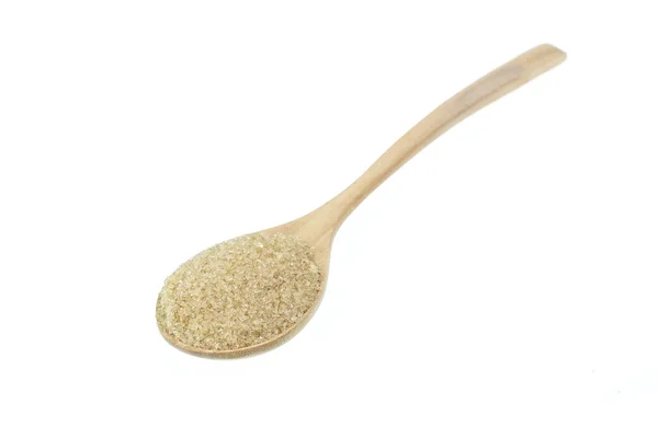 Bliska brązowego cukru w drewnianą łyżką na białym tle — Zdjęcie stockowe